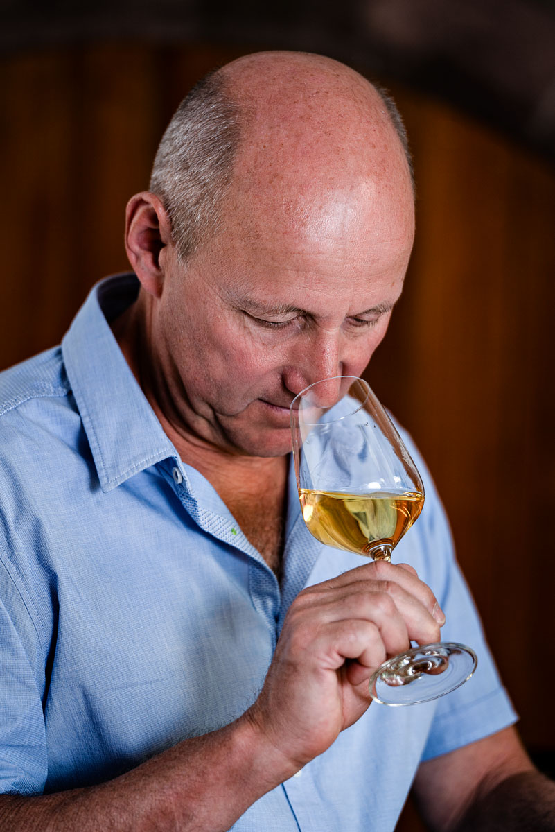 Christoph Hirschmann probiert einen Wein.